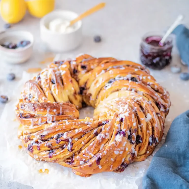 Hefekranz mit Marmelade