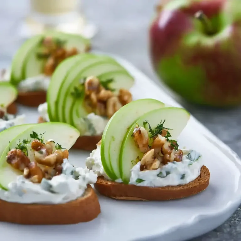 Apéro Häppchen mit Apfel und Kräuterfrischkäse