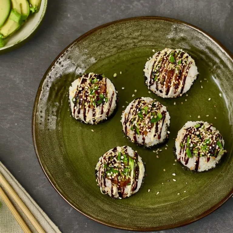 Sushi Reisbällchen mit Lachs und Avocado