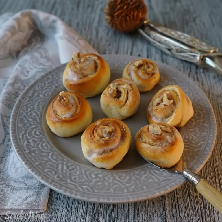 Mini Hefeschnecken mit Nuss
